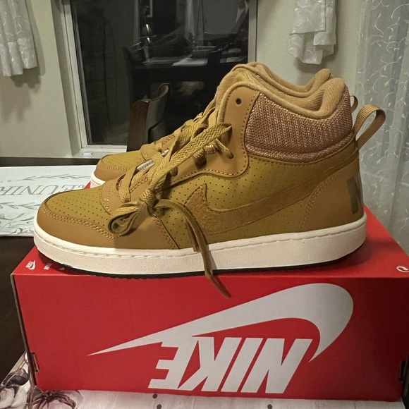 Nike boys court borough mid GS sneakers size 6Y new /box without lid - Picture 6 of 8
